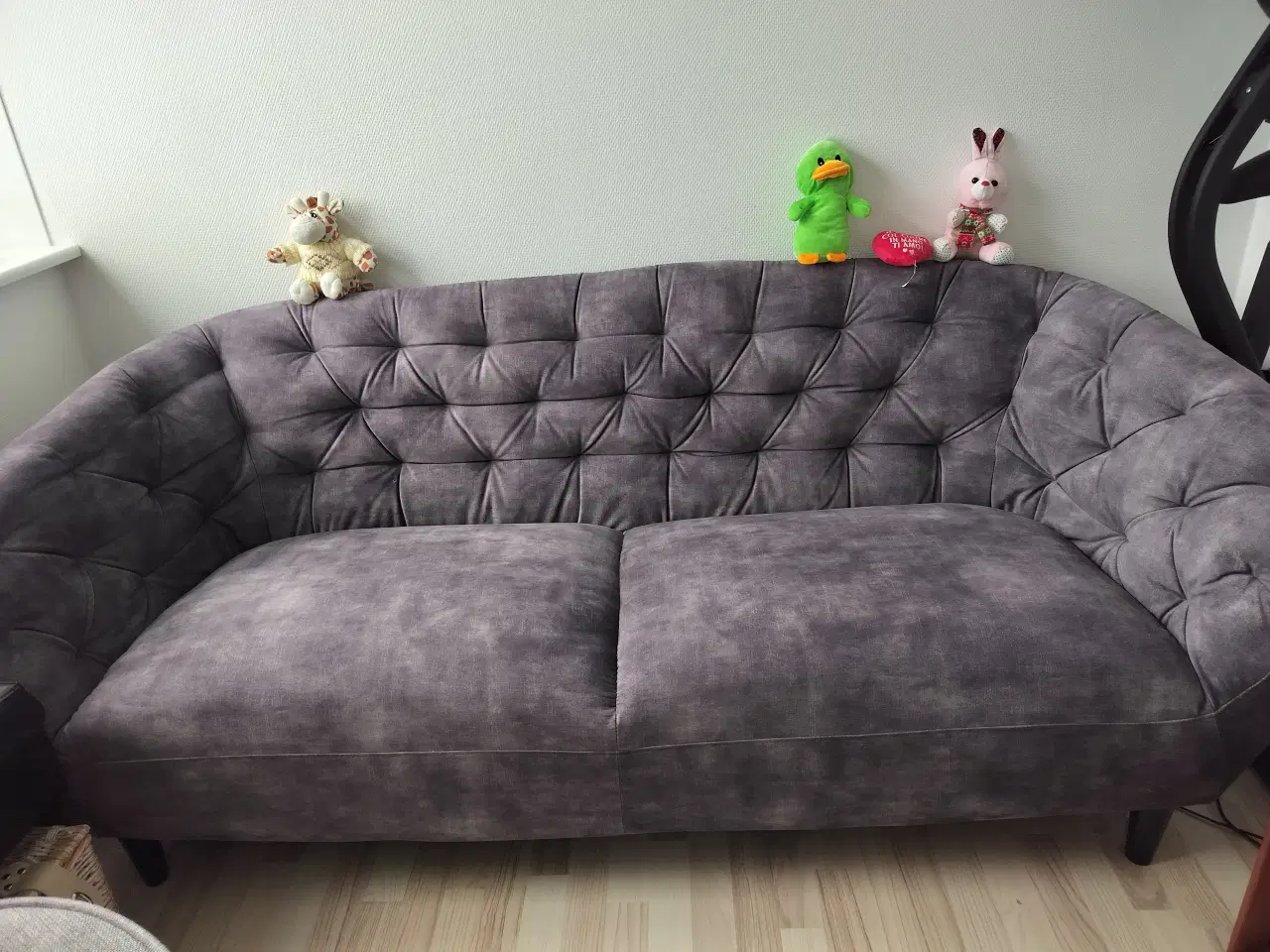 Billede 1 - Fin 2 personer sofa og et fint lille bord ca 3 år 