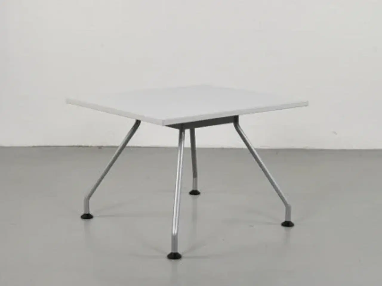 Billede 1 - Cafebord med plade i lysegrå og alu stel med fire fødder