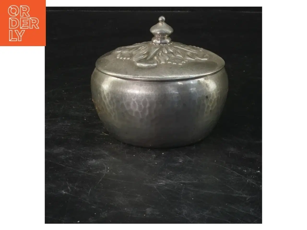 Billede 1 - Dekorativ tin beholder med låg (str. Fart. jeg har kun på 50. gennemsnitsalstenen før op og tænker du, at det er bare så begy