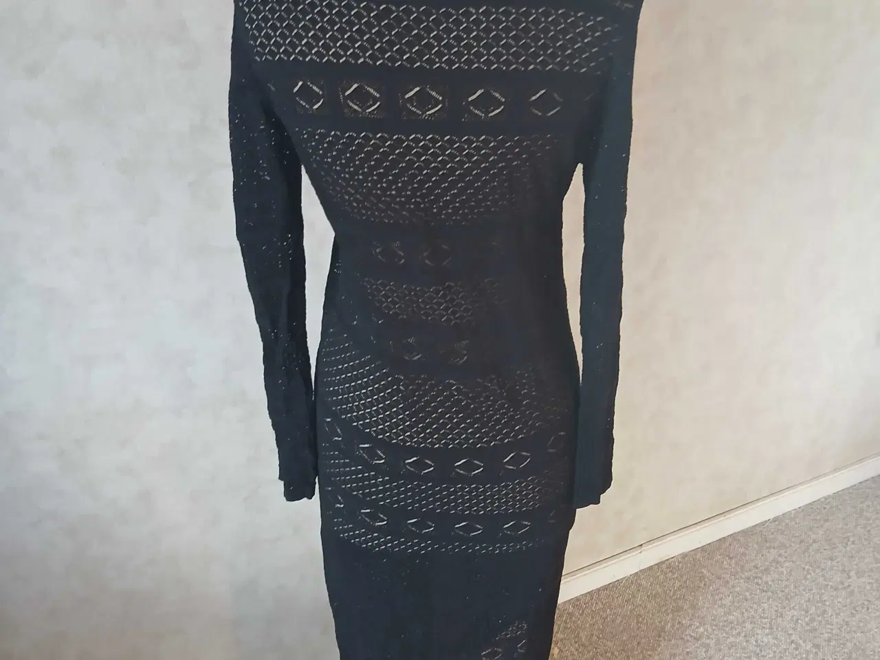 Billede 5 - Frakment sort kjole, størrelse S/M