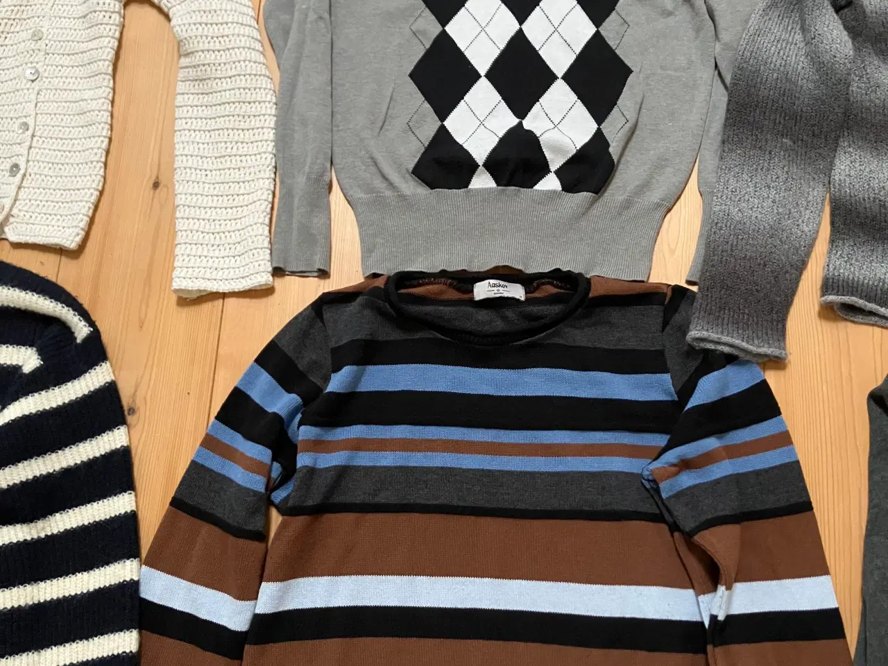 Billede 3 - 6 stk. sweatre / trøjer sælges samlet