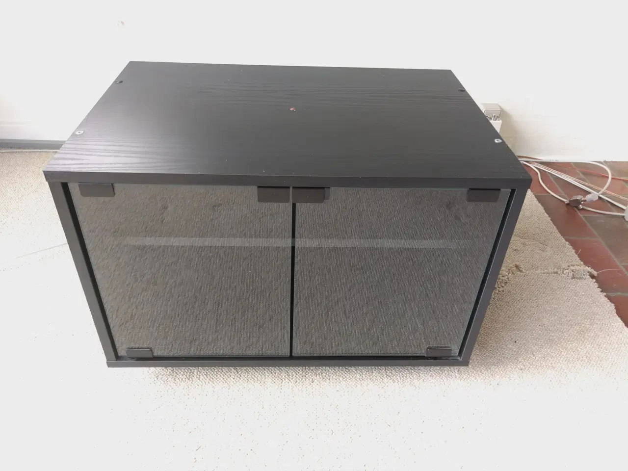 Billede 1 - Sort tv-bord / mediabænk med glaslåger