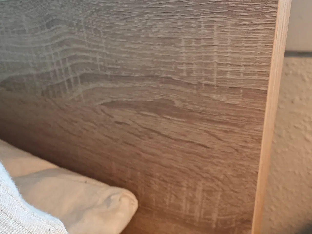 Billede 4 - Velholdt boxmadras med gavl i egetræ og hvidt seng