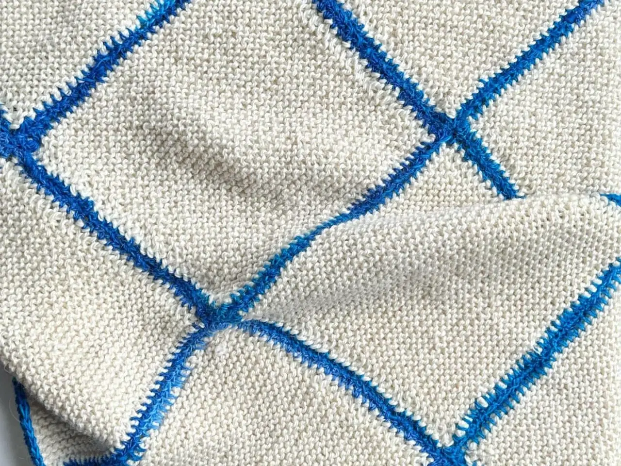 Billede 3 - Barnevognstæppe, strikket m blå kant