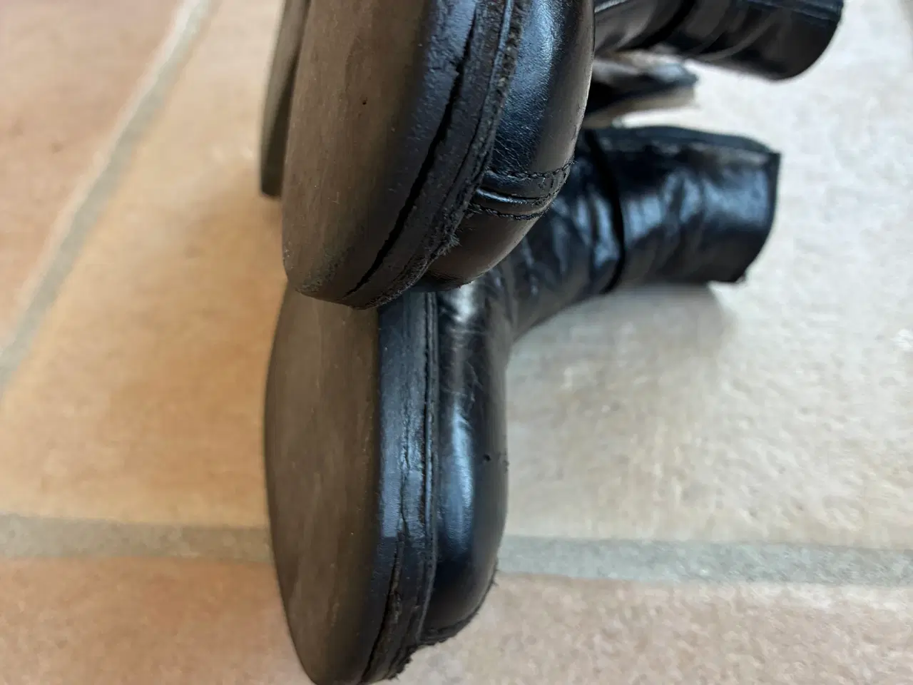 Billede 4 - Ankelstøvler i sort læder str. 39