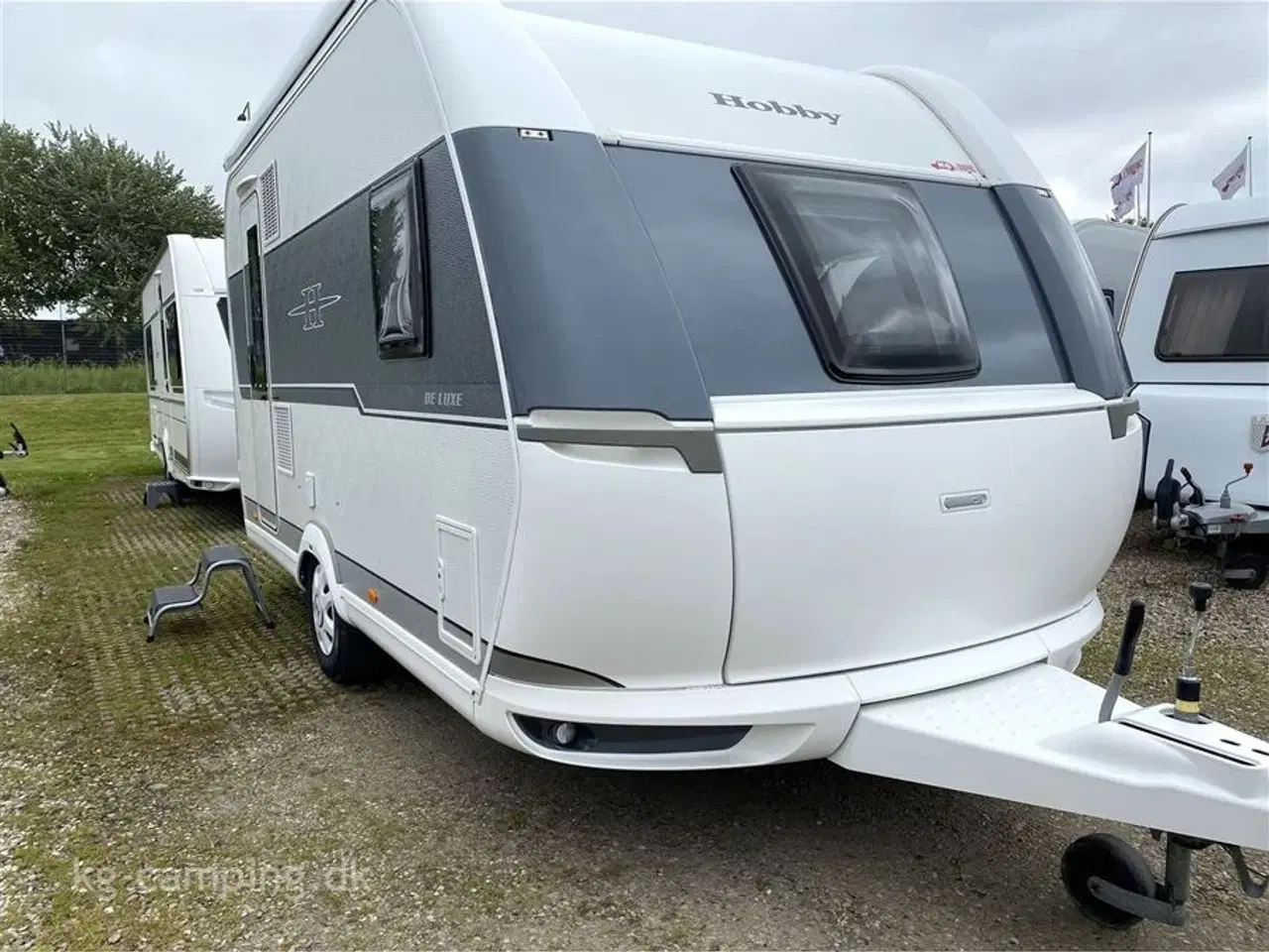 Billede 1 - 2019 - Hobby De Luxe 400 SFE   Lille let rejsevogn, velholdt og med lækkert udstyr.
