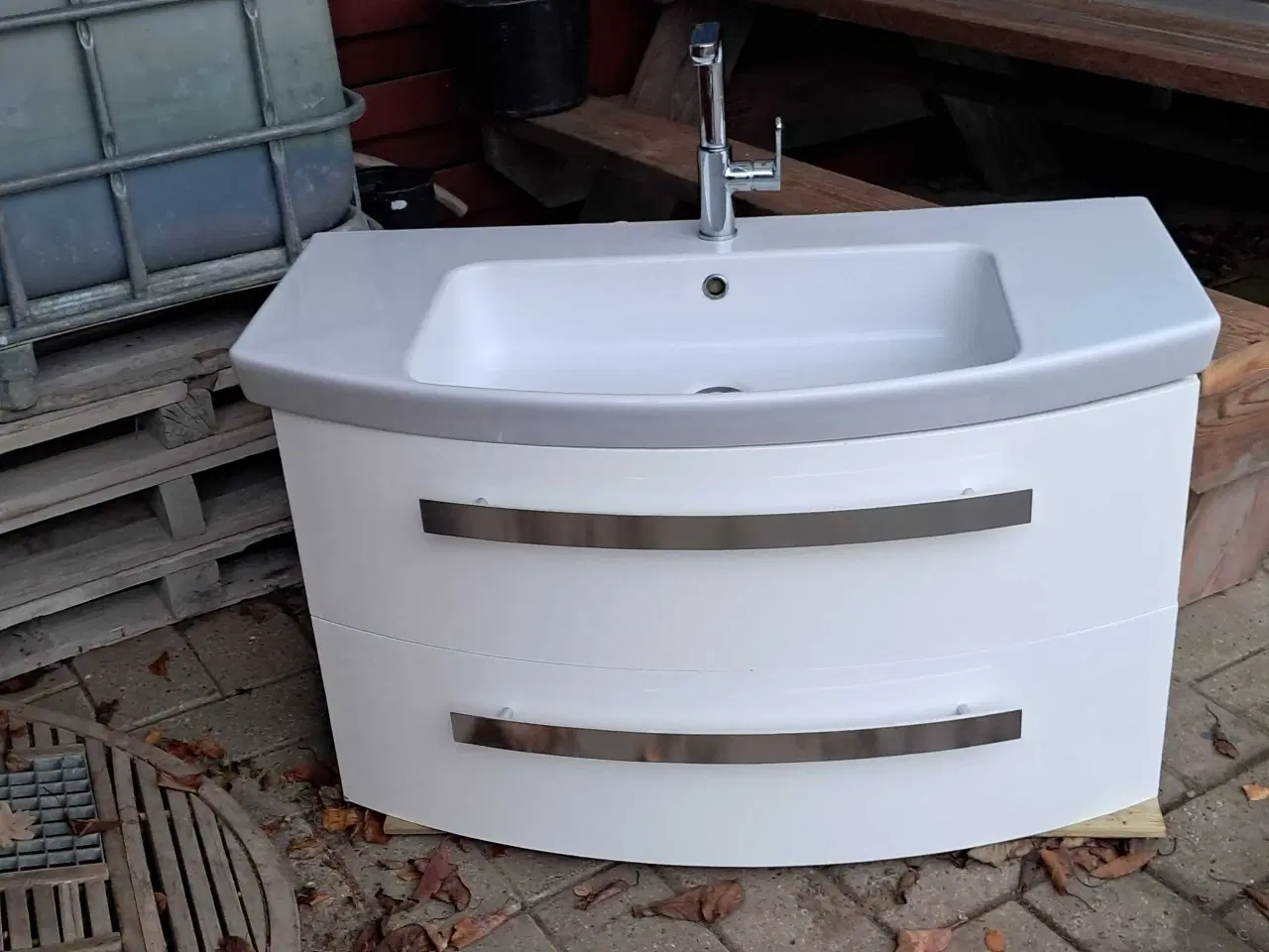 Billede 1 - Badeværelset bord med vask