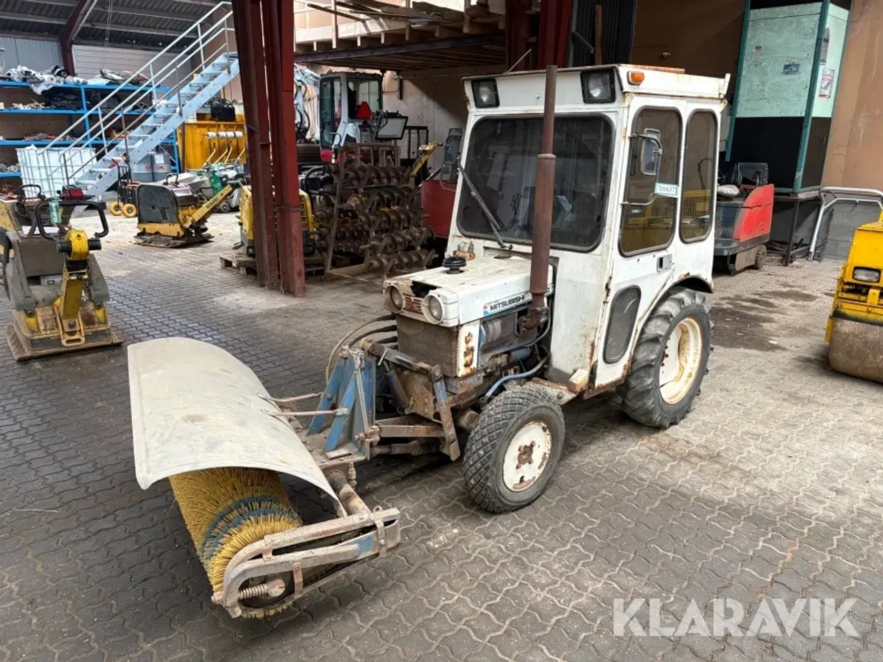 Billede 1 - Veterantraktor Mitsubishi MT460D med fejemaskine