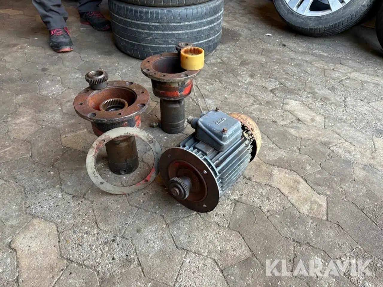 Billede 3 - Pumpe til indbyg. I hydrauliktank 2 stk + elmotor