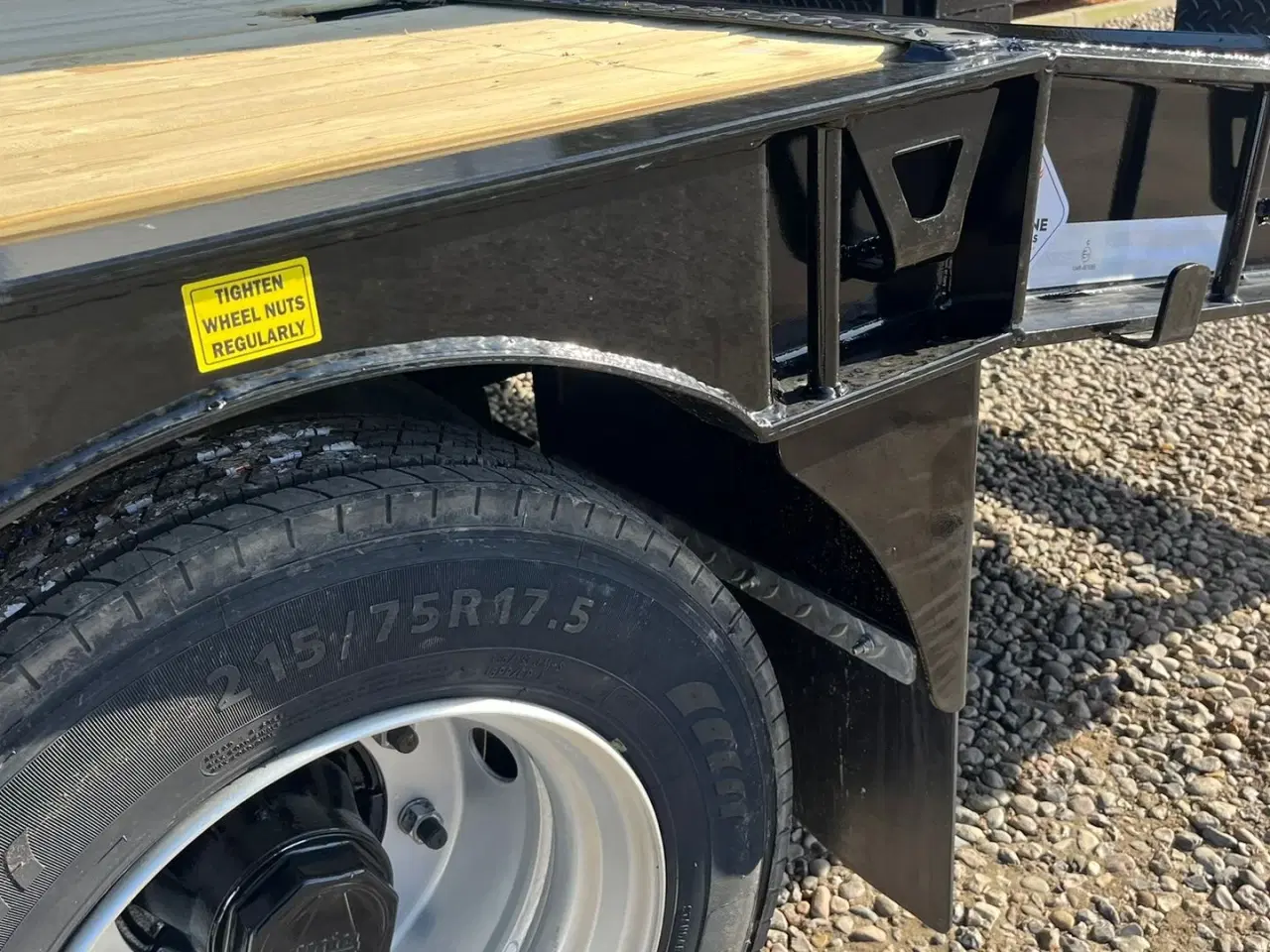 Billede 20 - Tyrone 27TLL . Affjedret træk og affjedret aksler. Med hydrauliske ramper og værktøjskasse