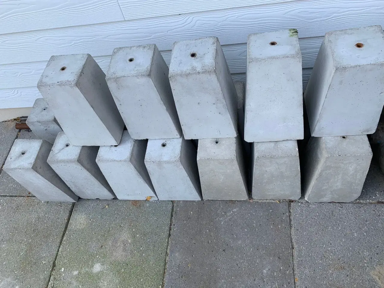 Billede 1 - Beton stolper ca.40cm.høj m justering q