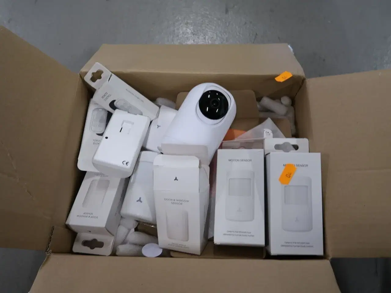 Billede 1 - Kasse med div. Sensorer, overvågningskamera m.m.