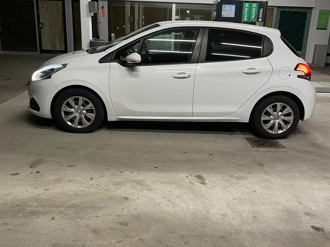 Billede 3 - Velholdt Peugeot 208 – årgang 2015 – 1 ejer