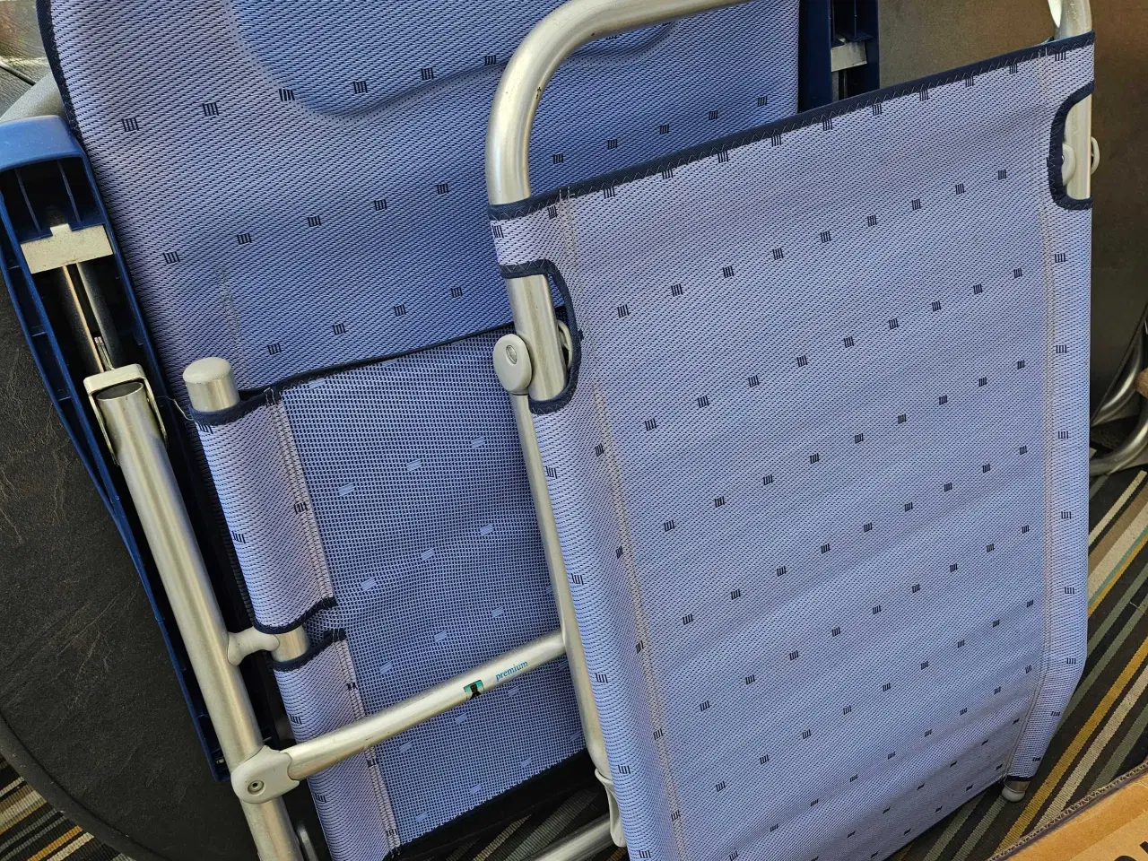 Billede 1 - Bord med 4 stole og 1 benstøtte