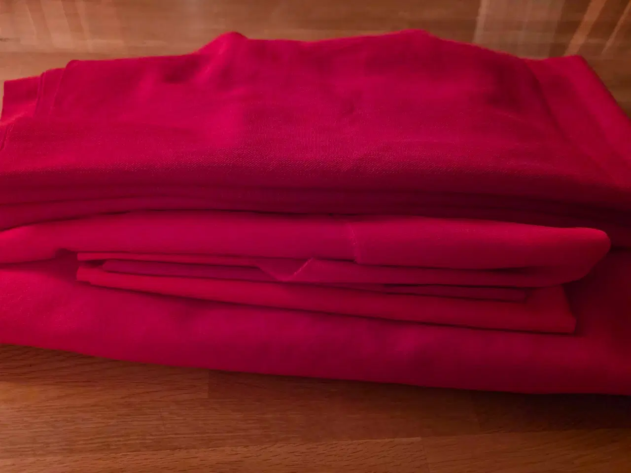 Billede 1 - Kvalitets stof, røde nuancer.
