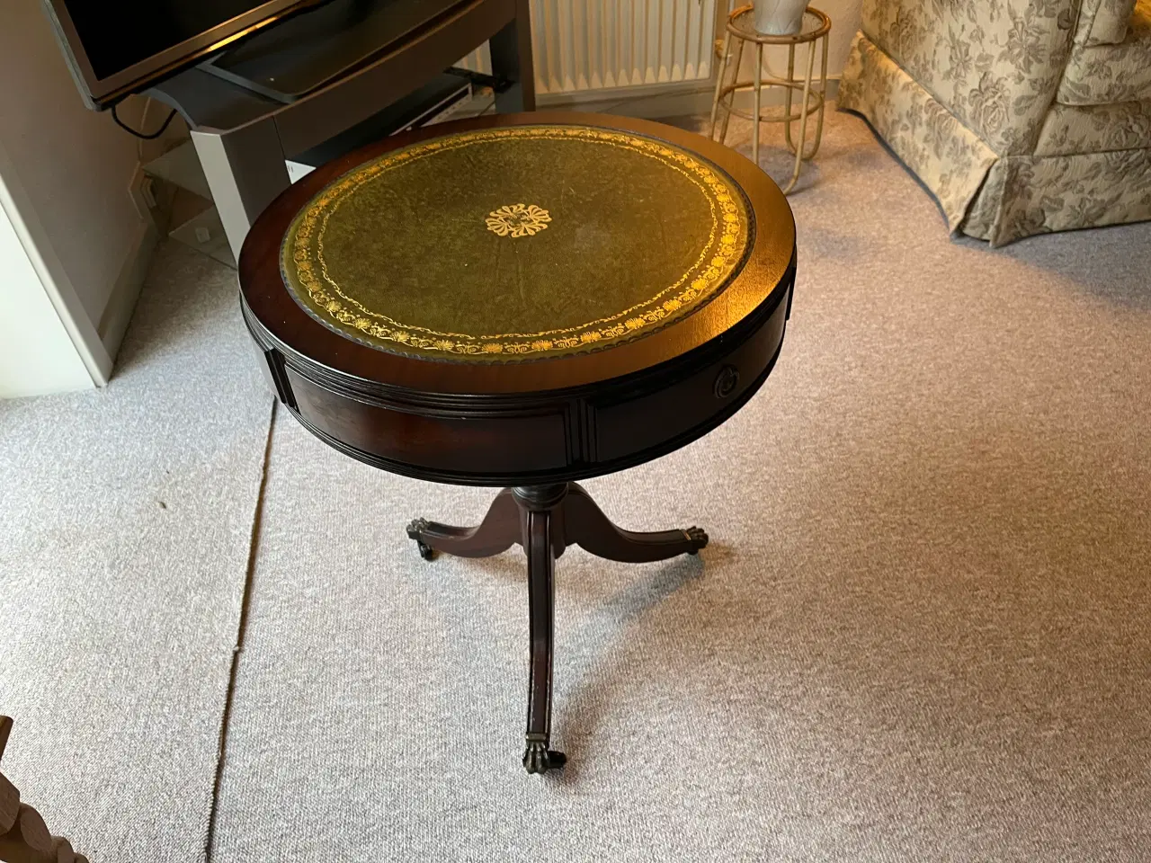 Billede 3 - Engelsk bord med 3 skuffer og bordplade i læder.