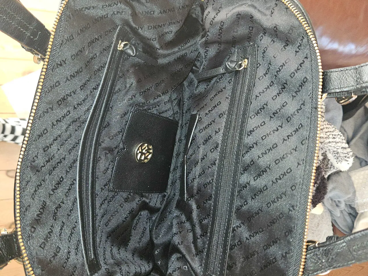 Billede 2 - DKNY sort håndtaske