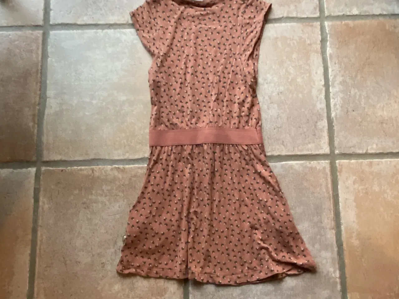 Billede 2 - Pompdelux kjole. 122/ 128. shorts mm