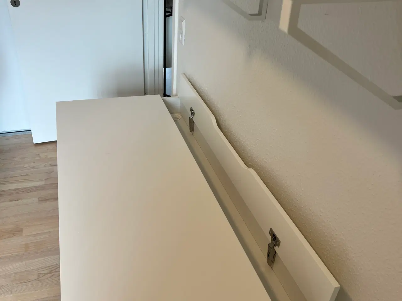 Billede 3 - Skrivebord/sybord og Hylde