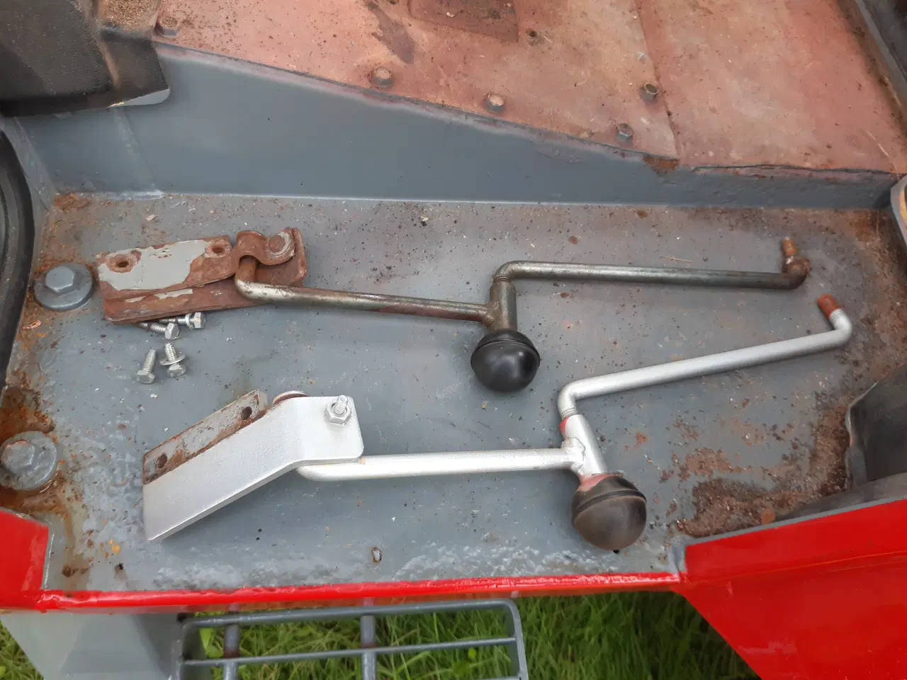 Billede 2 - Original  dørholder/håndtag massey ferguson 575. 