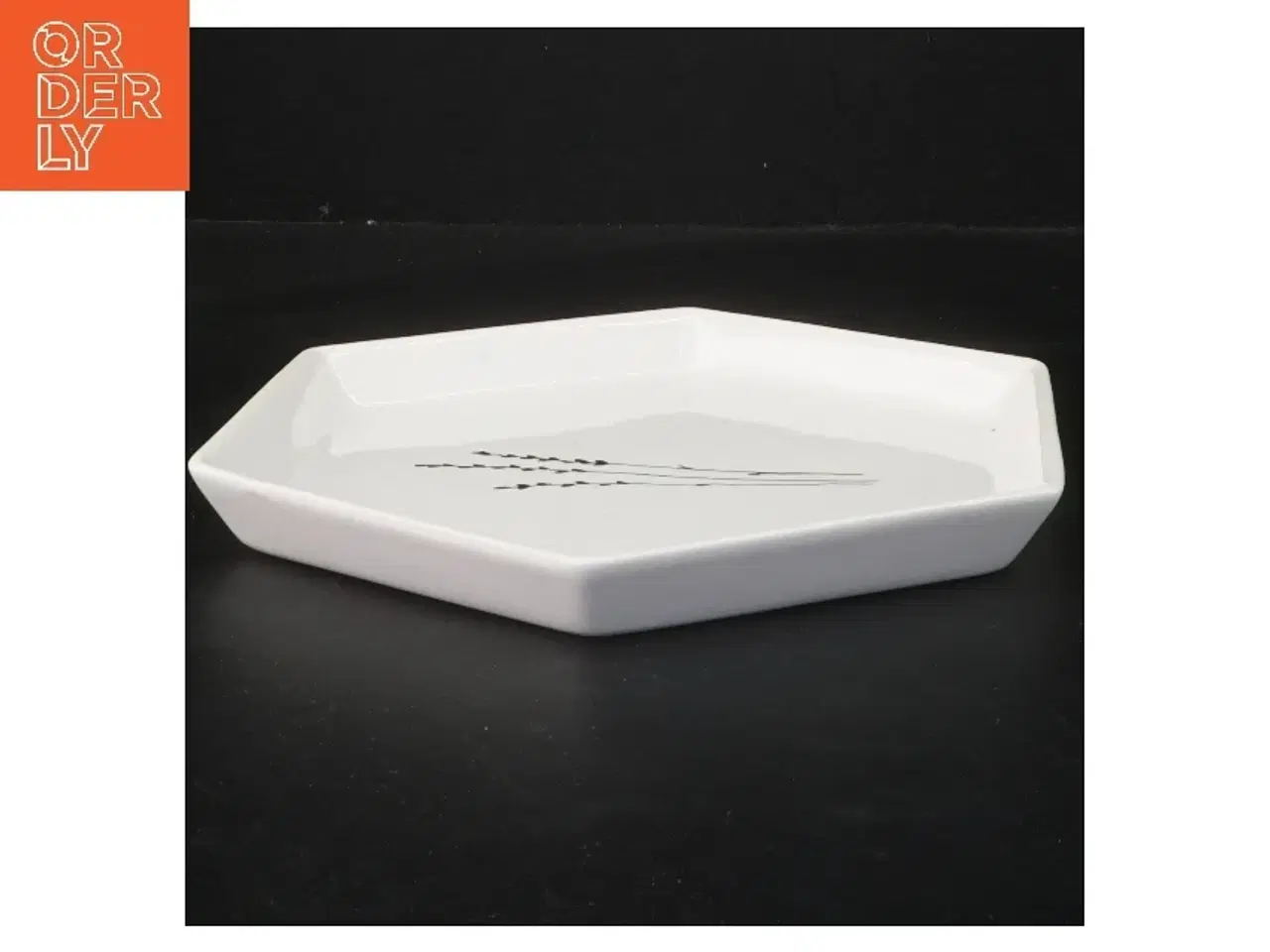 Billede 2 - Sekskantet serveringsfad fra Søstrene Grene (str. 23 cm)