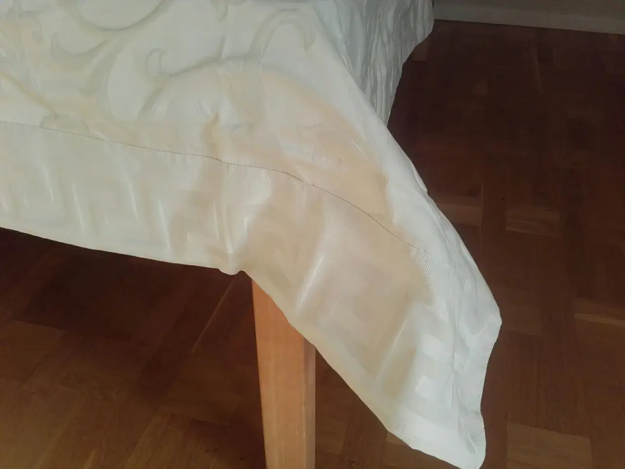 Billede 5 - Dug /sengetæppe i creme m flotte mønstre