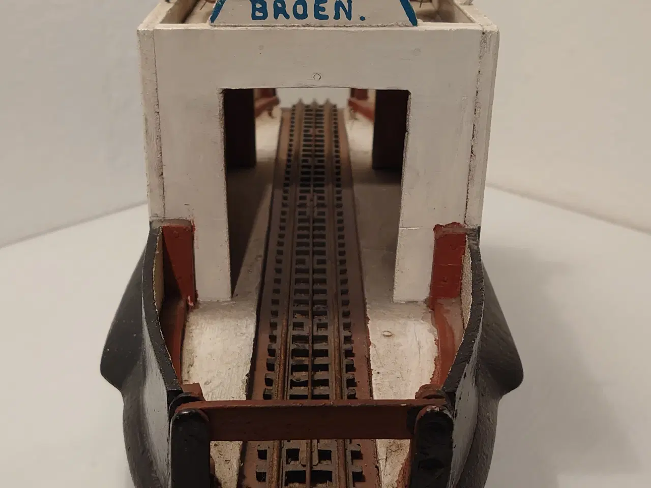 Billede 4 - Fængselslegetøj: Færge med togspor og hjul.Ca 1930