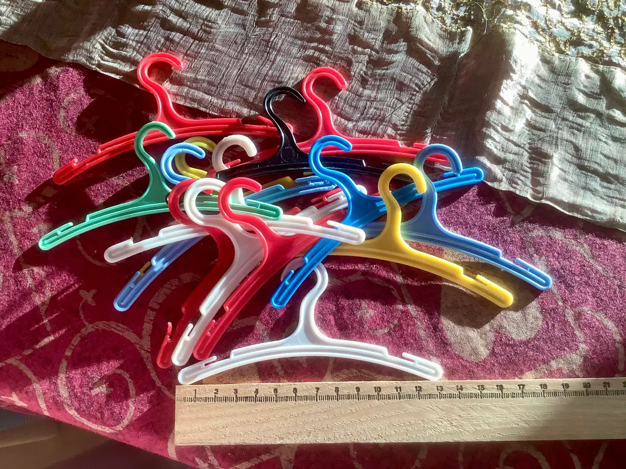 Billede 2 - Bøjler til dukketøj.