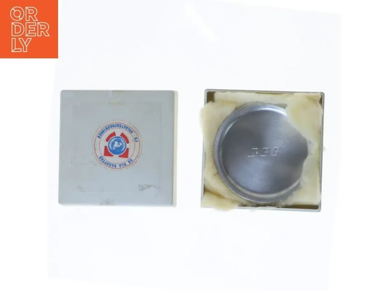 Billede 1 - Just Andersen tallerken med indgravering fra Fn Soldaterforeningen (str. Ø 8 cm)