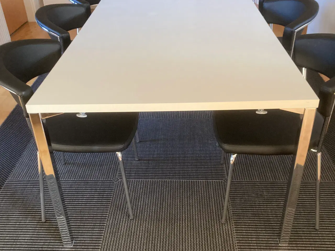 Billede 1 - Hvid spisebord med forkromede ben