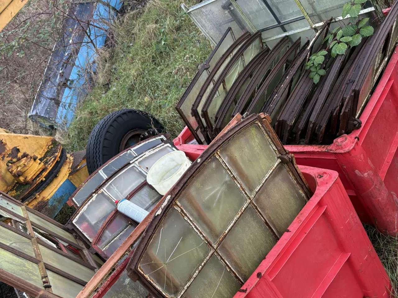 Billede 2 - Gamle vinduesrammer i metal og glas staldvinduer