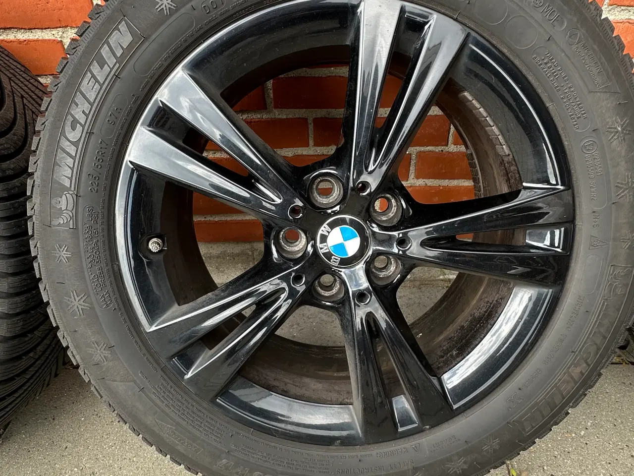 Billede 2 - BMW sort alufælge 17” med vinterdæk