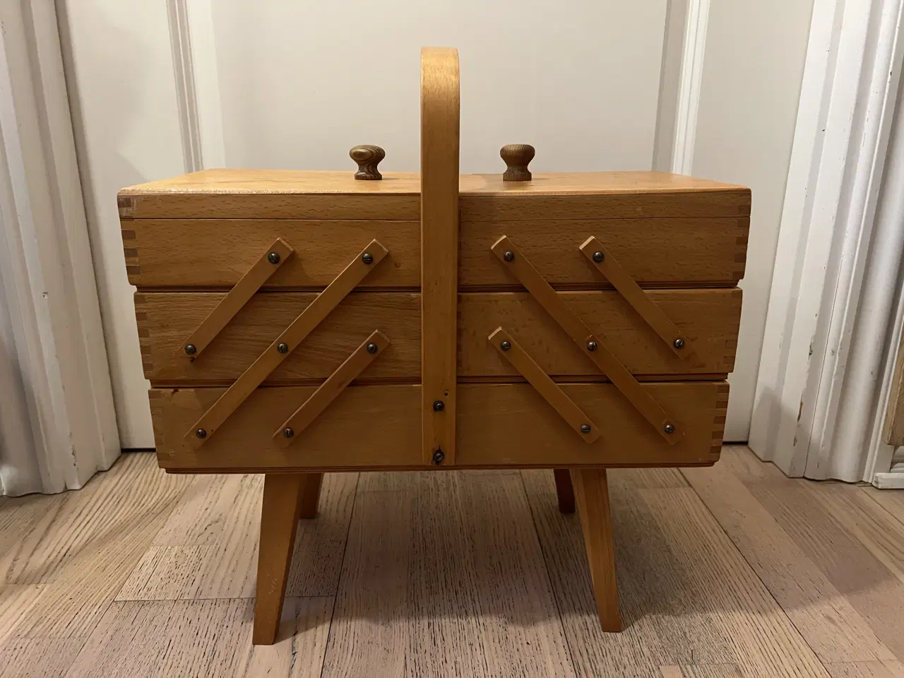 Billede 1 - Smukt retro syskrin på ben 