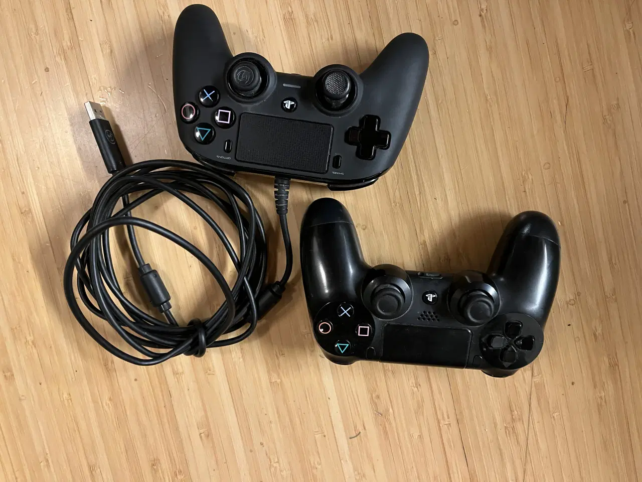 Billede 2 - PS4 slim med en trådløs og en kablet controller