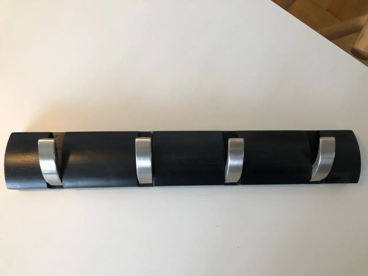 Billede 4 - Knagerække i sort med 4 knager fra Cado