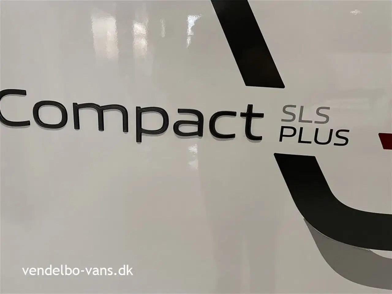 Billede 7 - 2018 - Adria Compact SLS   Smal camper på under 6 m længde - tryk på knappen og den vokser!