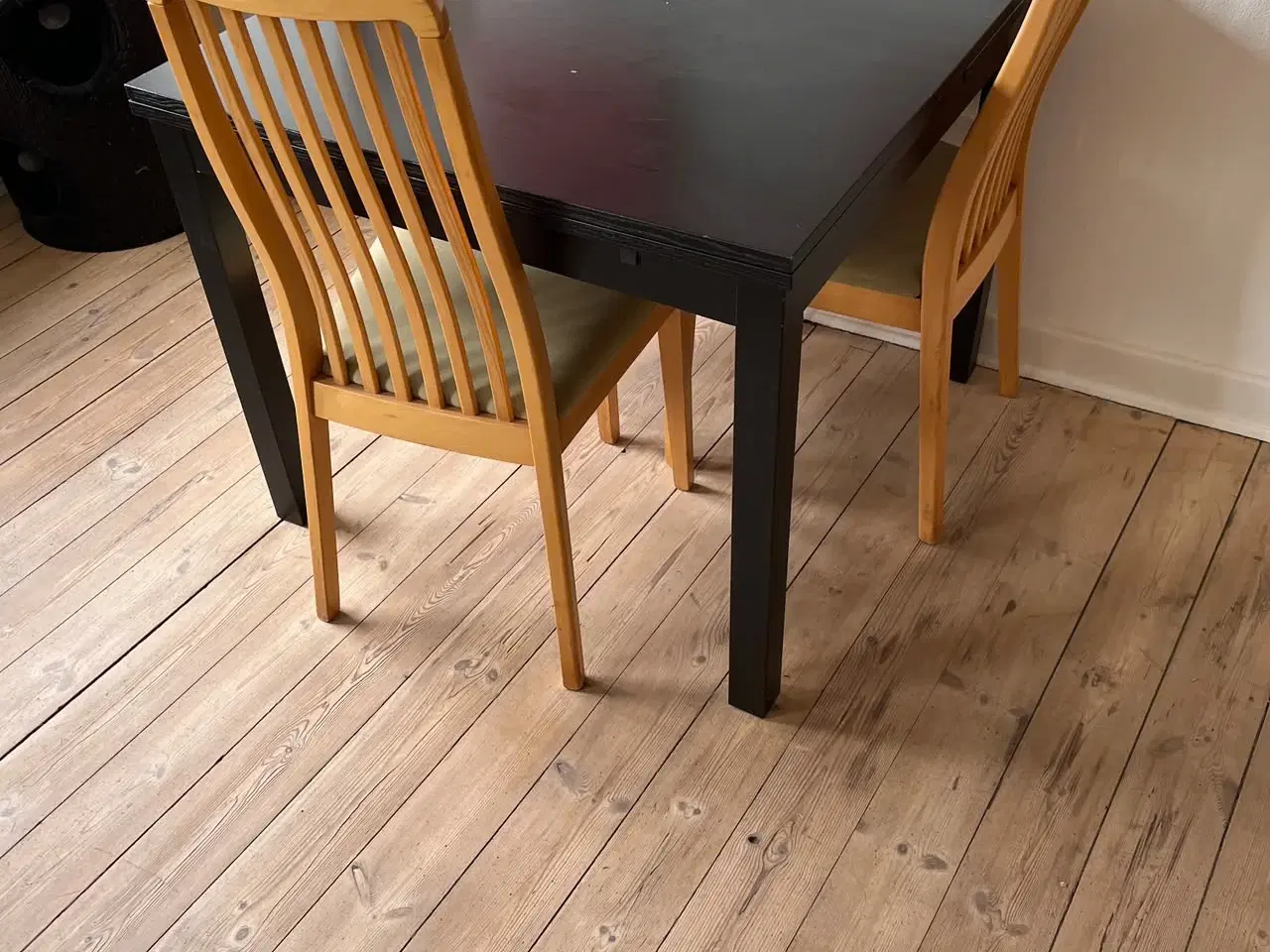 Billede 1 - Spisebord med 4 stole 