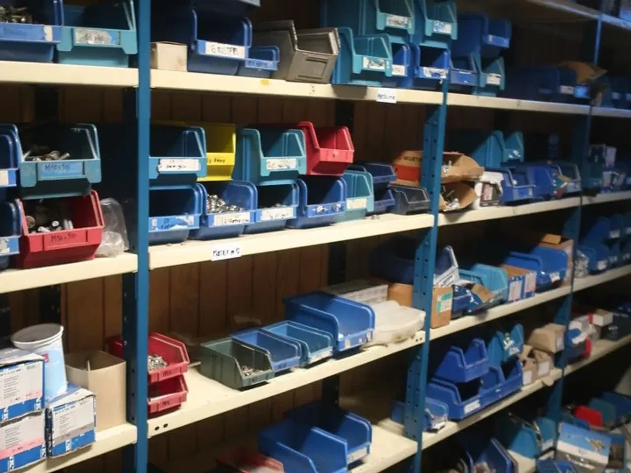 Billede 3 - 4 fag reoler inkl. indhold (se billeder)