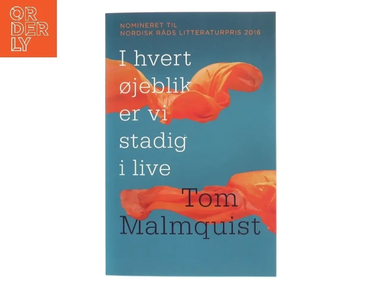 Billede 1 - I hvert øjeblik er vi stadig i live : roman af Tom Malmquist (f. 1978) (Bog)