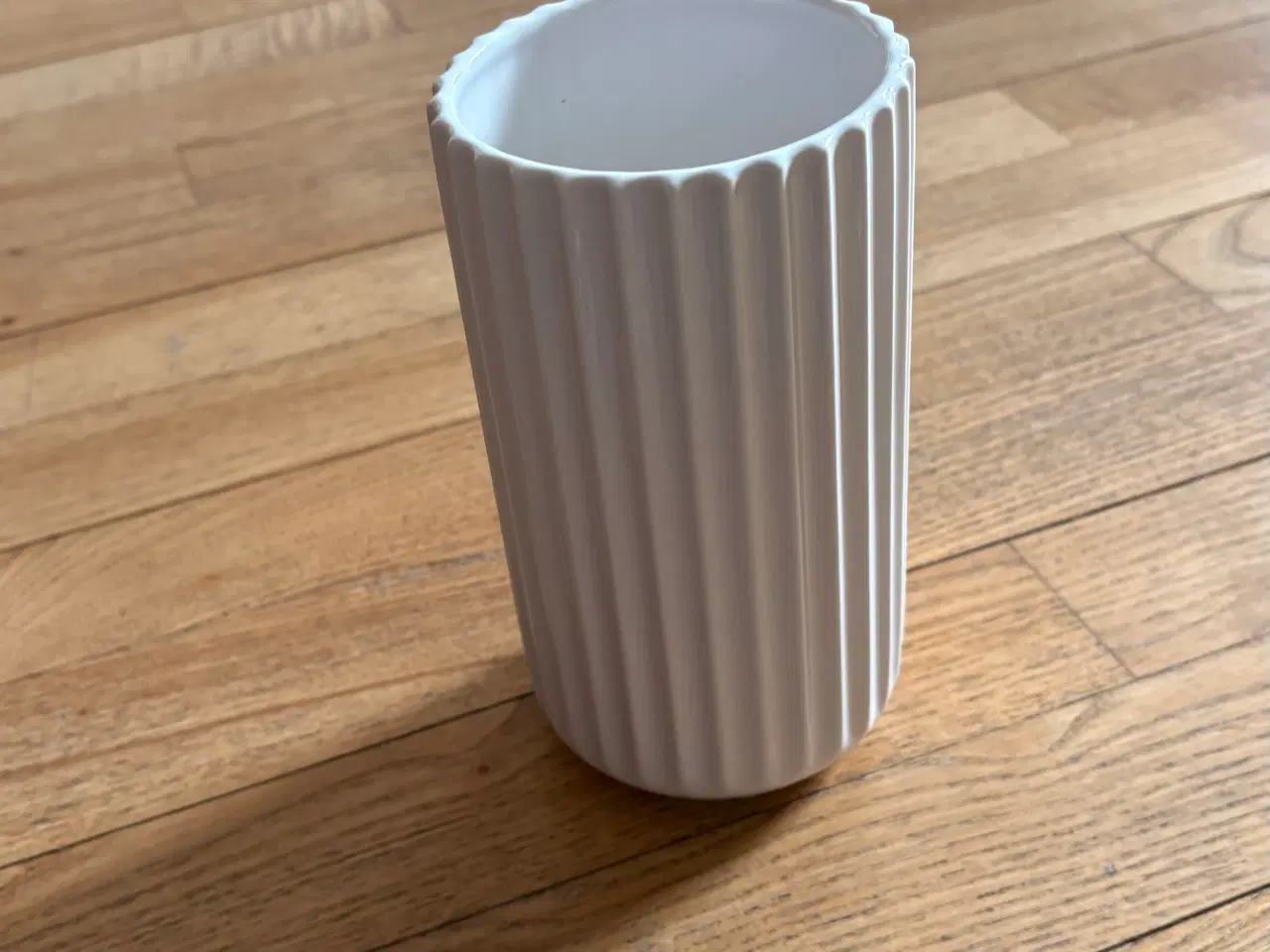 Billede 2 - Hvid Lyngby vase