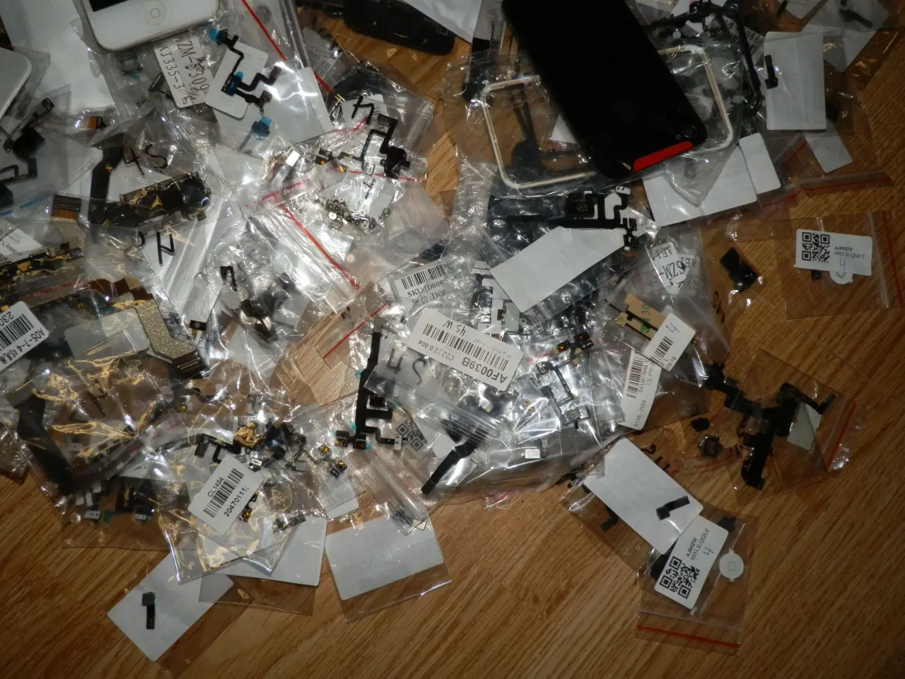 Billede 5 - Stort lot med div. iPhone 4/4S og div. nye dele