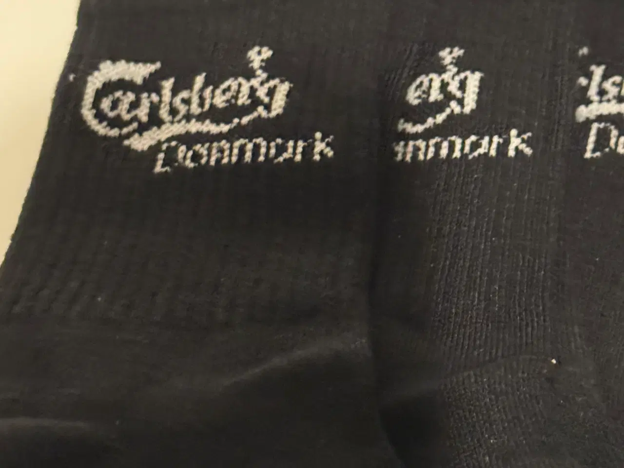 Billede 4 - Fem par sorte Carlsberg strømper og J-dag mundbind