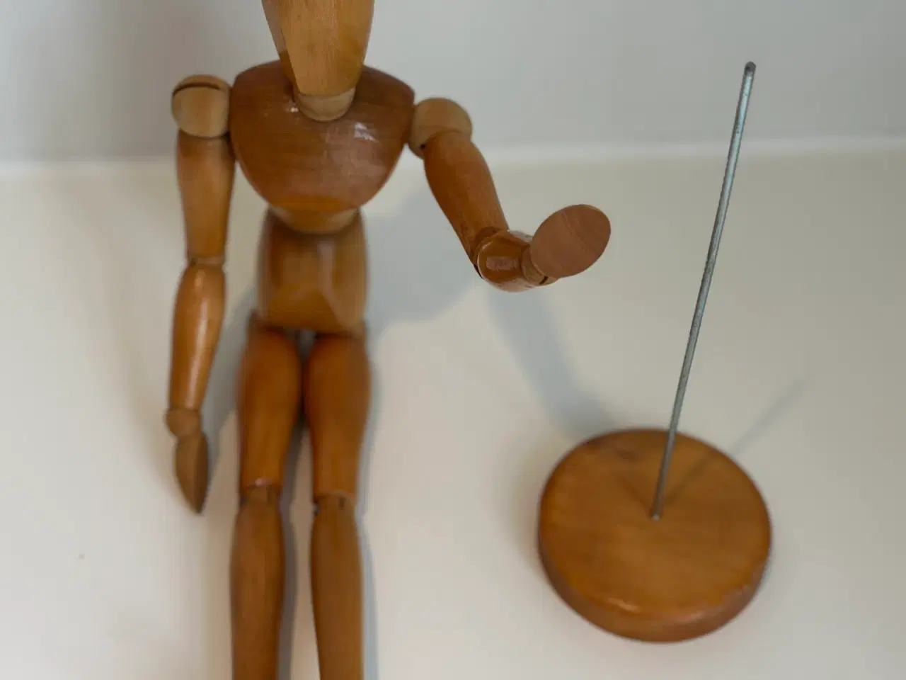 Billede 7 - Gammel tegnefigur / kunstner-dukke i træ