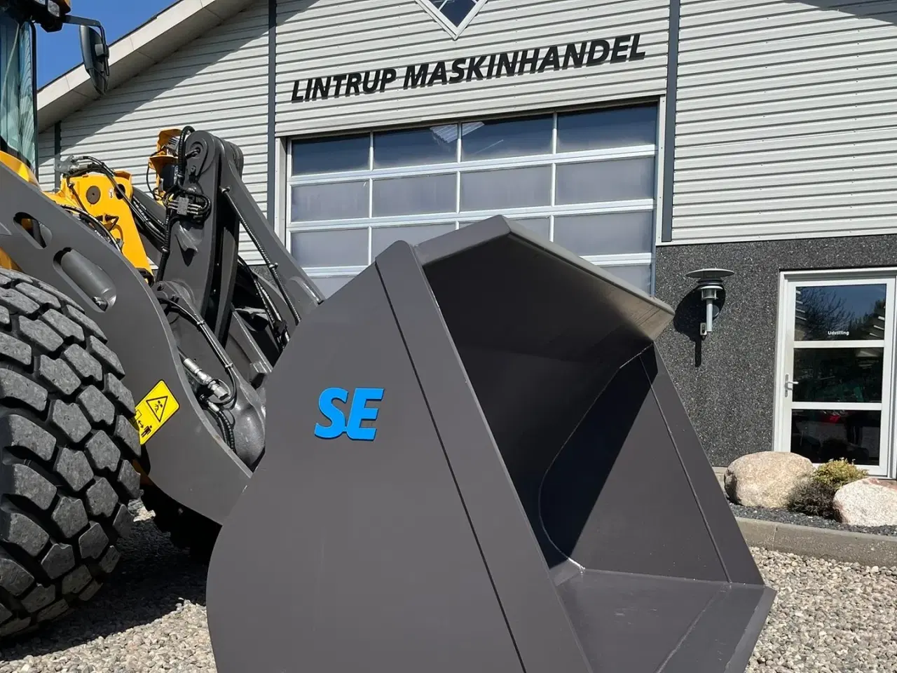 Billede 8 - Volvo Læsseskovl 2,9m3 skovl med Volvo beslag på. Den er 2.75m bred