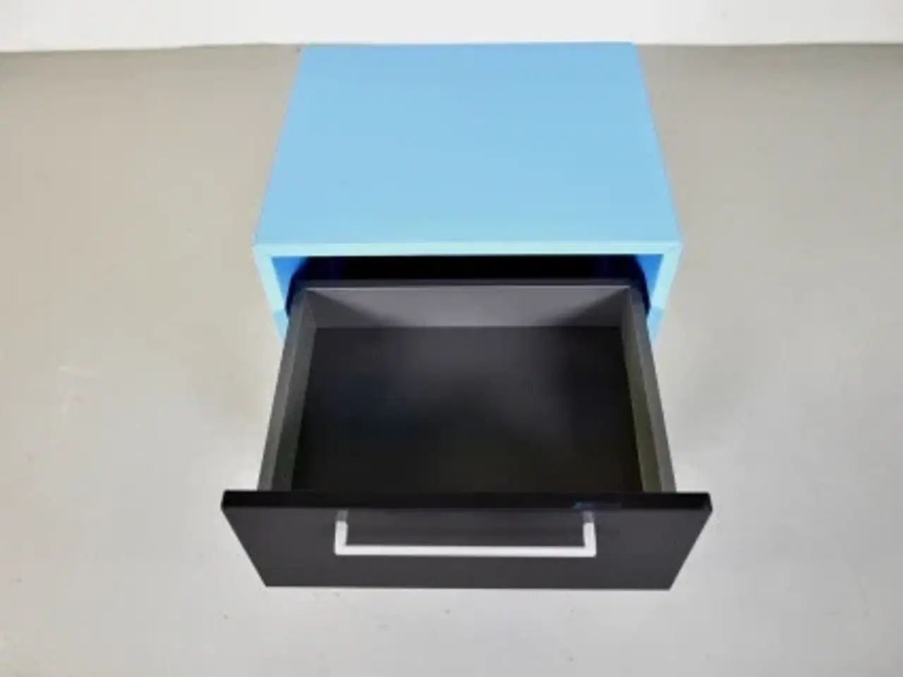 Billede 8 - Dencon skuffemøbel i blå med sorte skuffer