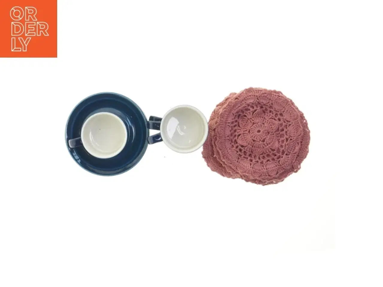 Billede 5 - Kaffesæt med undertallerkner og servietter (str. 6 undertallerkner. ø. 14 cm. 4 kopper. ø. 7,5 cm. længde. 5 cm. 10. servietter. &