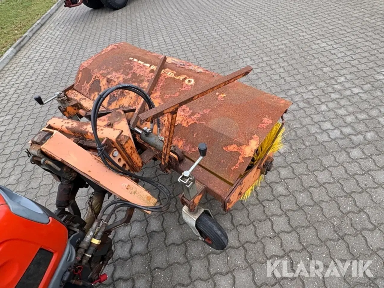 Billede 12 - Kompakttraktor med kost og spreder Kioti CK20 HST