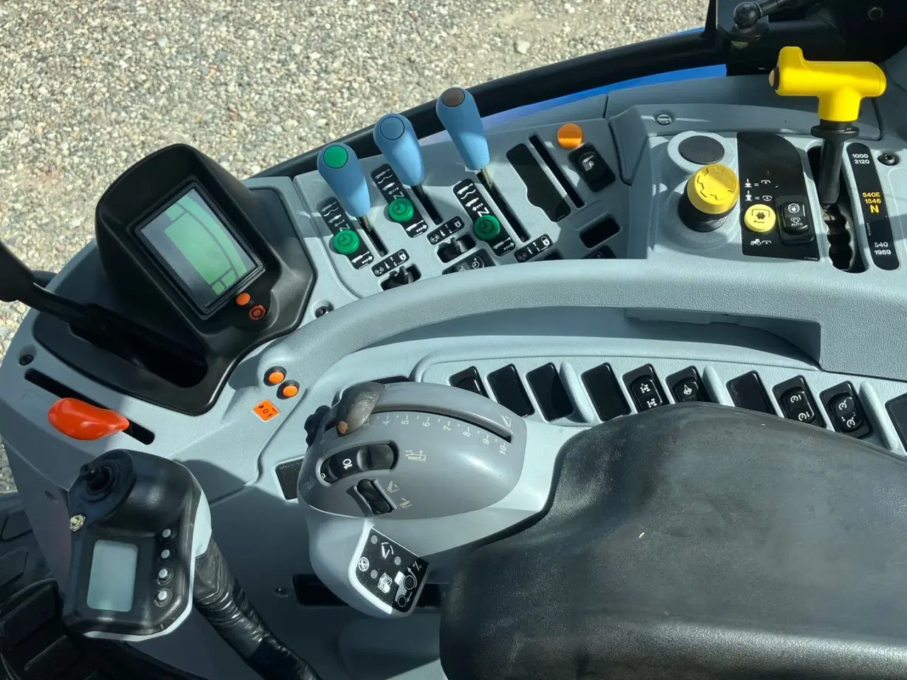Billede 19 - New Holland T 6030 DK ELITE MED LÆSSER elektrisk joystik