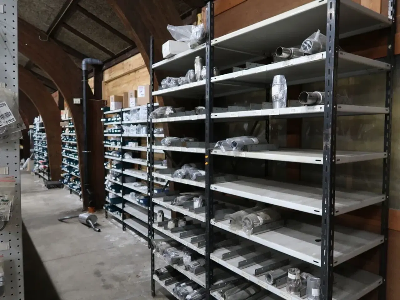 Billede 1 - 5 fag lagerreoler med indhold