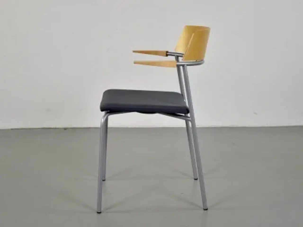 Billede 4 - Randers radius cirkum konference-/mødestol med grå sæde og ahorn ryg-/armlæn